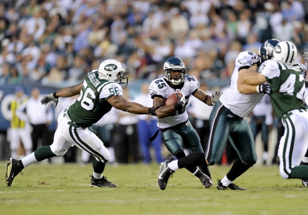 New York Jets Vernon Gholston misses a tackle