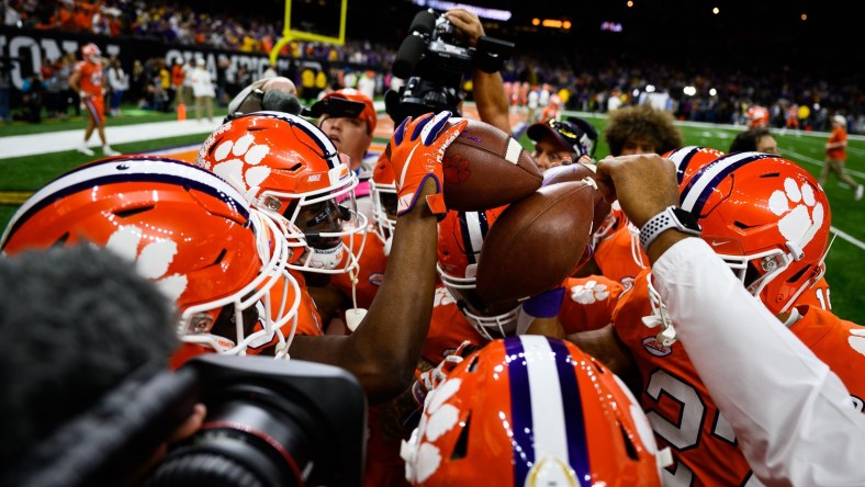 Clemson Tigers players huddle