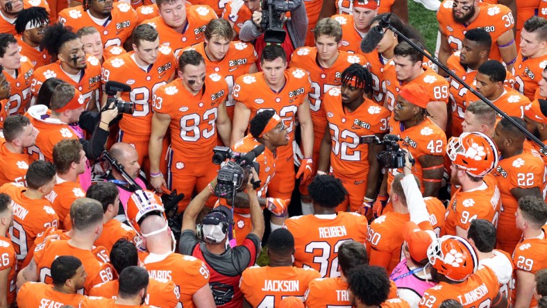 Clemson Tigers football players huddle