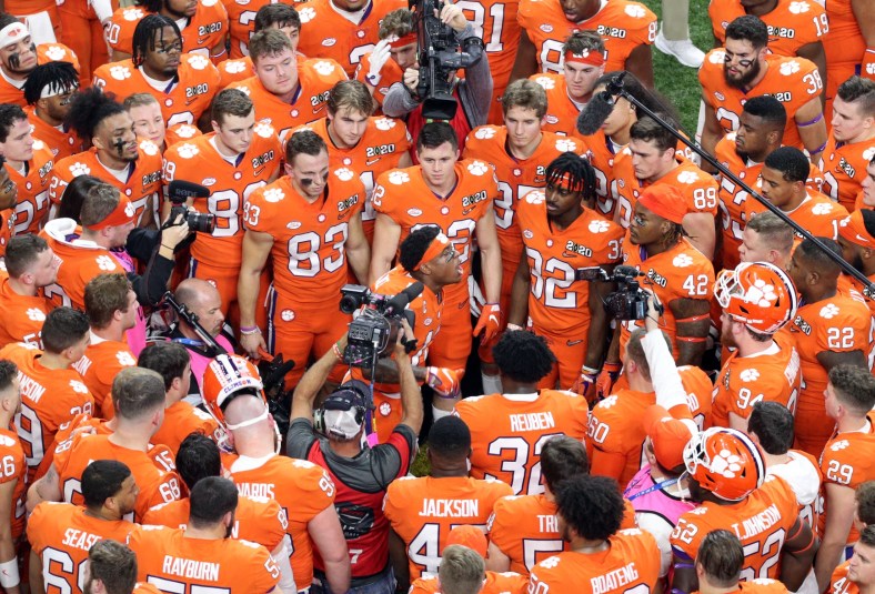 Clemson Tigers huddle before game