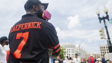Man wears a Colin Kaepernick jersey during a protest of the murder of George Floyd.