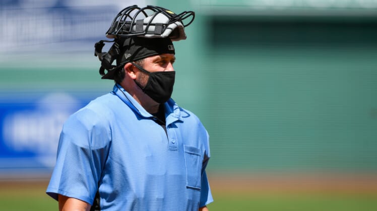 MLB umpire wears mask