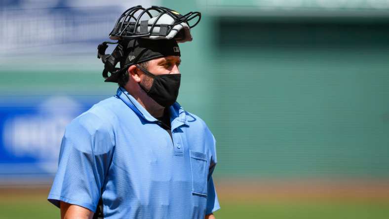 MLB umpire wears mask