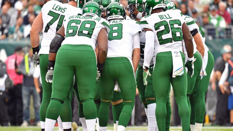 New York Jets players in the huddle