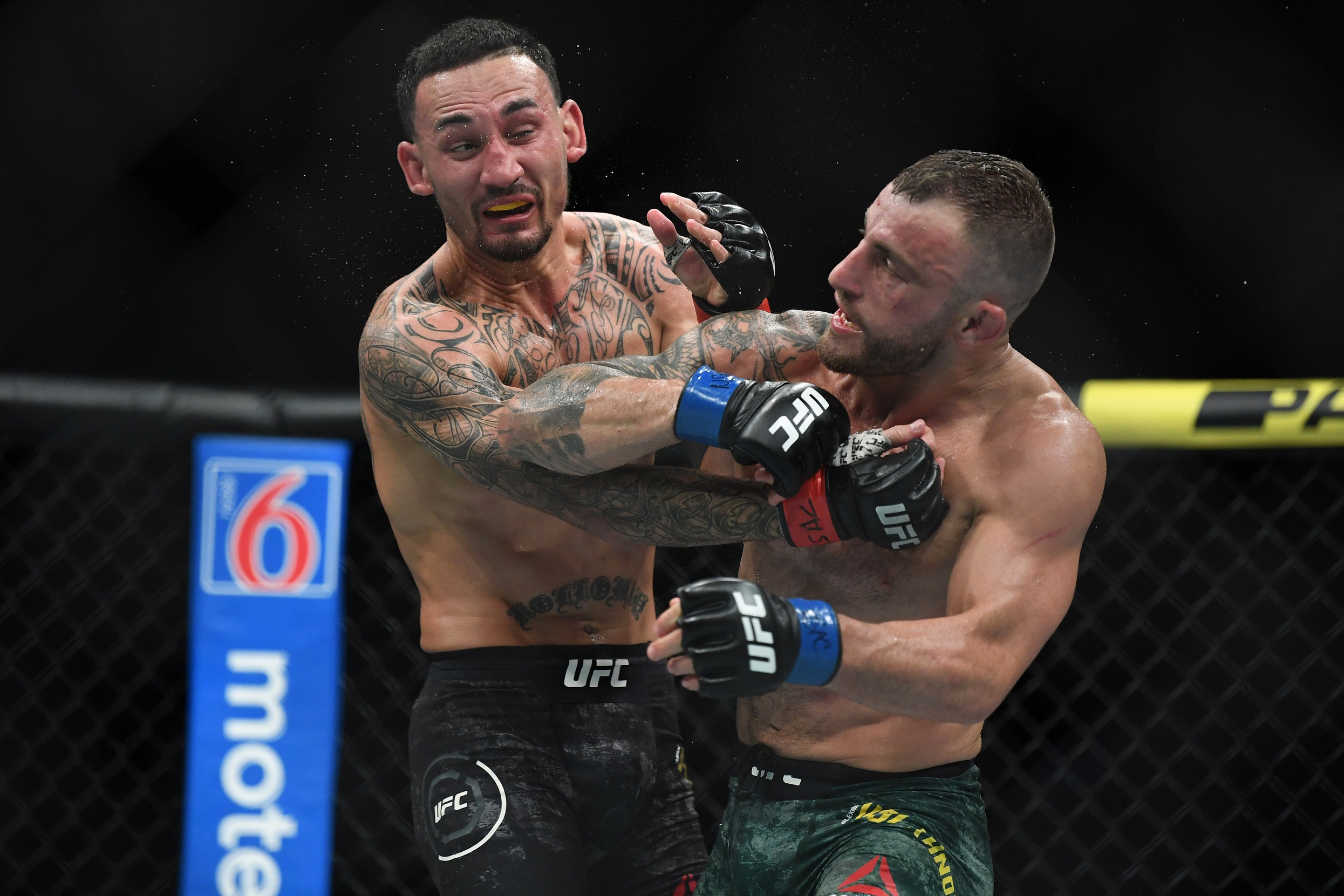 Max Holloway against Alexander Volkanovski UFC 245