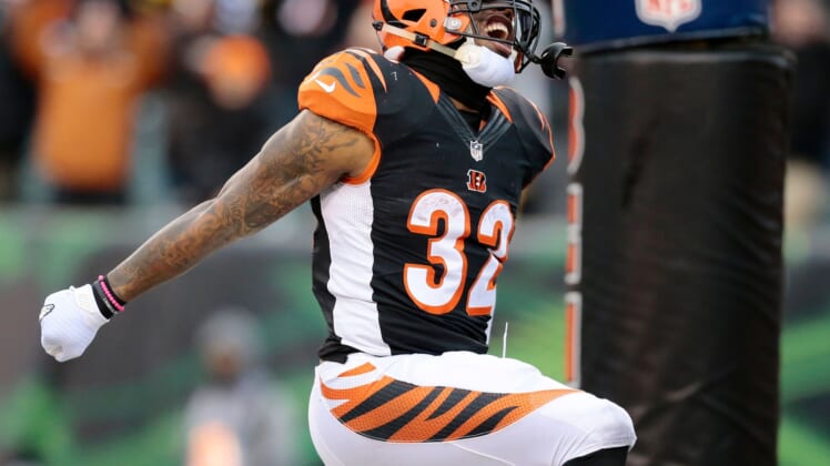 Raiders sign Jeremy Hill
