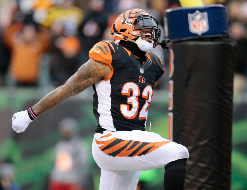 Raiders sign Jeremy Hill