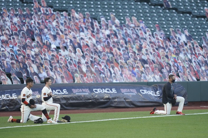 San Francisco Giants players kneel beforre game vs. Los Angeles Dodgers