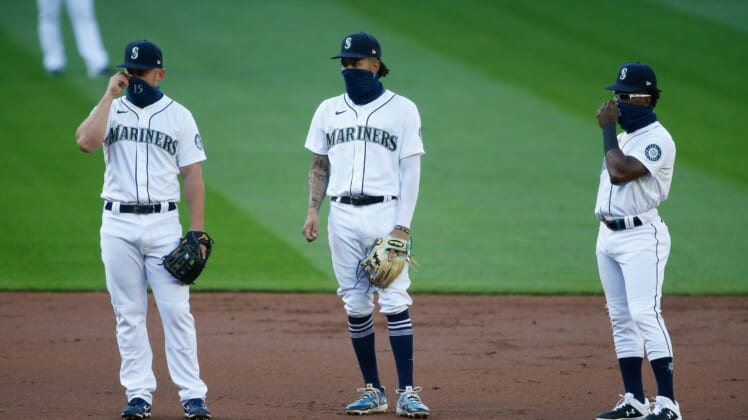 Seattle Mariners players wearing masks during MLB season