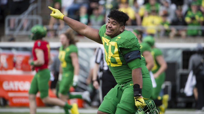 Oregon Ducks offensive tackle Penei Sewell