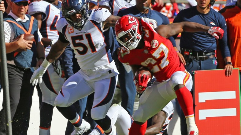 Broncos linebacker Todd Davis during game against Chiefs.