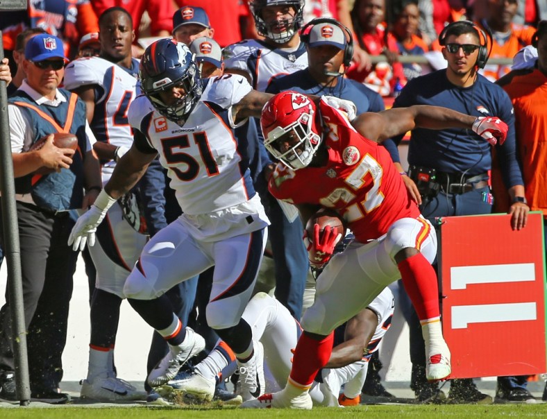 Broncos linebacker Todd Davis during game against Chiefs.
