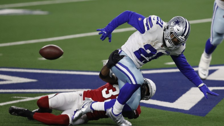 Cowboys RB Ezekiel Elliott fumbles during NFL Week 6 against the Cardinals