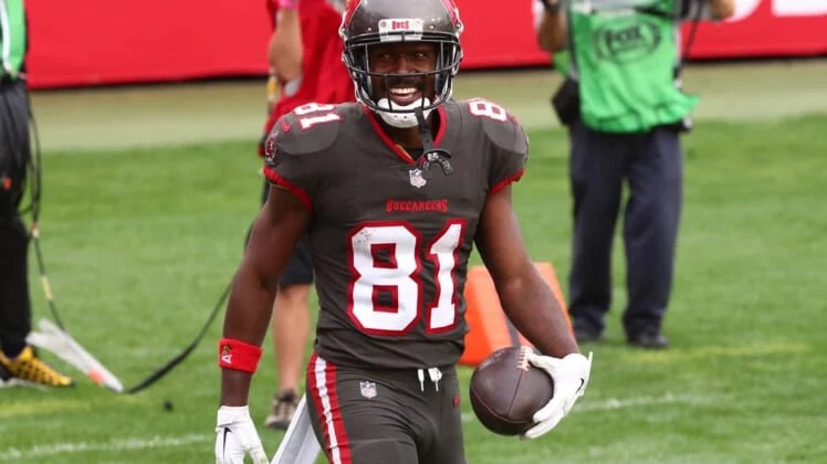 Antonio Brown Re-Signs With Tampa Bay