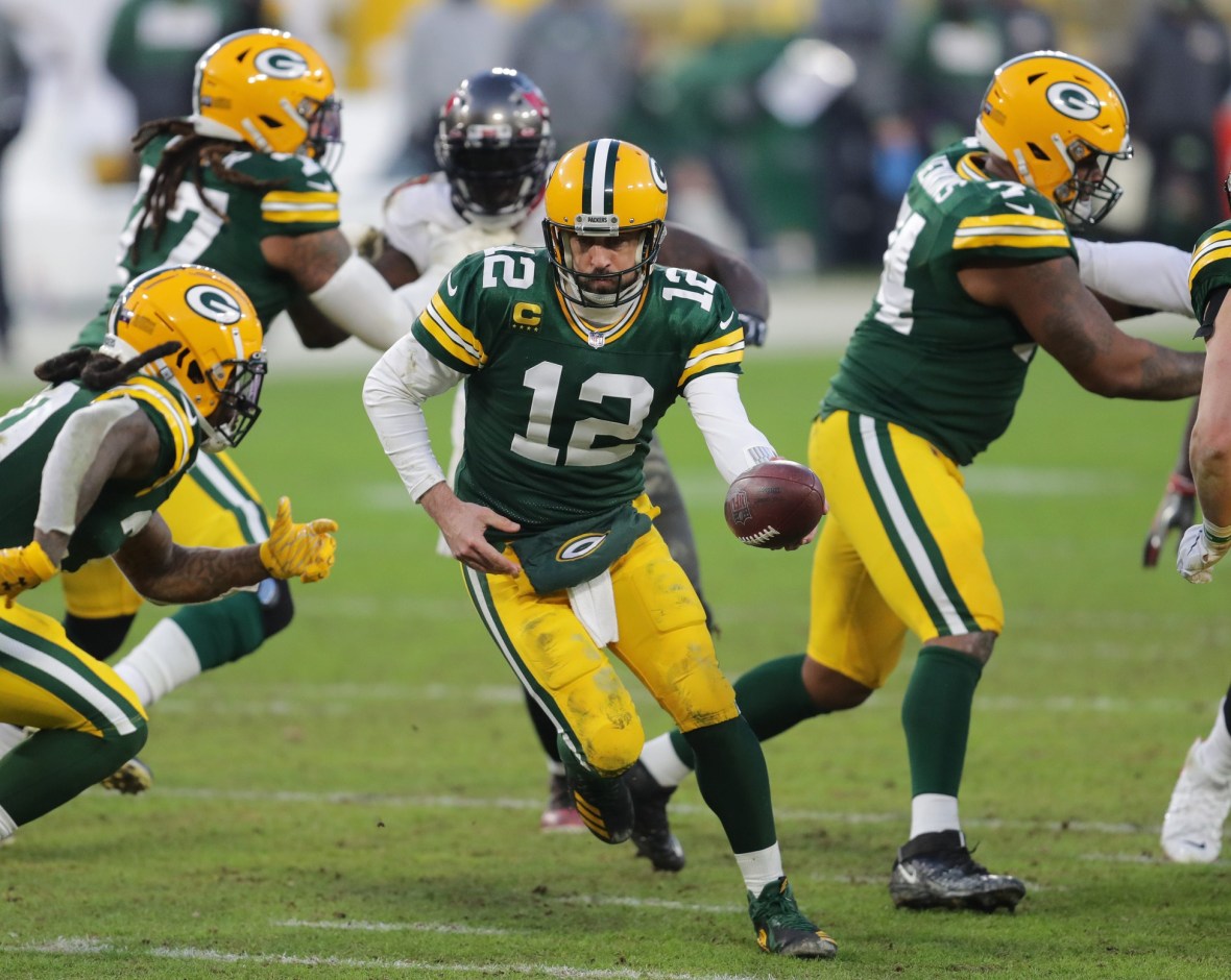Packers legend Brett Favre downplays Aaron Rodgers rumors