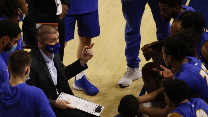 Dec 22, 2020; Richmond, Virginia, USA; Hofstra Pride acting head coach Mike Farrelly (L) talks to his team in a huddle during a time against the r/ in the first half at Robins Center. Mandatory Credit: Geoff Burke-USA TODAY Sports