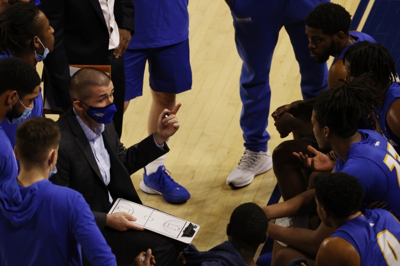 Dec 22, 2020; Richmond, Virginia, USA; Hofstra Pride acting head coach Mike Farrelly (L) talks to his team in a huddle during a time against the r/ in the first half at Robins Center. Mandatory Credit: Geoff Burke-USA TODAY Sports