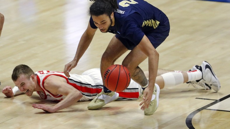 Oral Roberts Golden Eagles guard Kareem Thompson (2) recovers a loose ball dropped by Ohio State Buckeyes forward Justin Ahrens (10) during the first round of the 2021 NCAA Tournament on Friday, March 19, 2021, at Mackey Arena in West Lafayette, Ind. Mandatory Credit: Robert Scheer/IndyStar via USA TODAY Sports