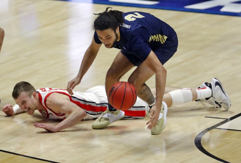 Oral Roberts Golden Eagles guard Kareem Thompson (2) recovers a loose ball dropped by Ohio State Buckeyes forward Justin Ahrens (10) during the first round of the 2021 NCAA Tournament on Friday, March 19, 2021, at Mackey Arena in West Lafayette, Ind. Mandatory Credit: Robert Scheer/IndyStar via USA TODAY Sports