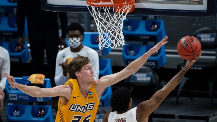 UNC Greensboro center Hayden Koval (25) attempts to block Florida State guard Rayquan Evans (0) during the first round of the 2021 NCAA Tournament on Saturday, March 20, 2021, at Bankers Life Fieldhouse in Indianapolis, Ind. Mandatory Credit: Albert Cesare/IndyStar via USA TODAY Sports