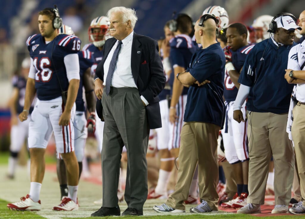 Football world honors Howard Schnellenberger with touching tributes