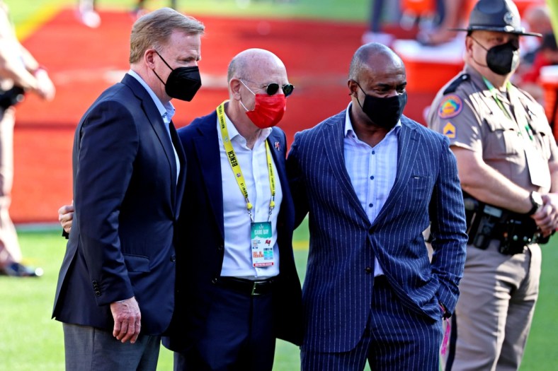Feb 4, 2020; Tampa, FL, USA; NFL commissioner Roger Goodell, NFLPA executive director DeMaurice Smith and Tampa Bay Buccaneers owner Malcolm Glazer speak before Super Bowl LV between the Kansas City Chiefs and the Tampa Bay Buccaneers at Raymond James Stadium. Mandatory Credit: Matthew Emmons-USA TODAY Sports
