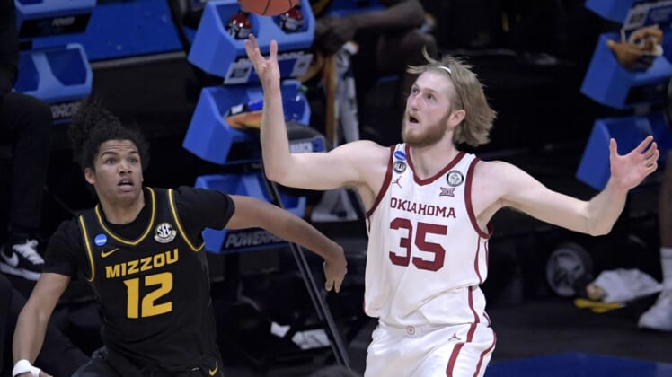 March 20, 2021; Indianapolis, IN, USA; Missouri Tigers guard Dru Smith (12) and Oklahoma Sooners forward Brady Manek (35) go for a loose ball during the first round of the 2021 NCAA Tournament on Saturday, March 20, 2021, at Lucas Oil Stadium in Indianapolis, Ind. Mandatory Credit: Denny Simmons/IndyStar via USA TODAY Sports