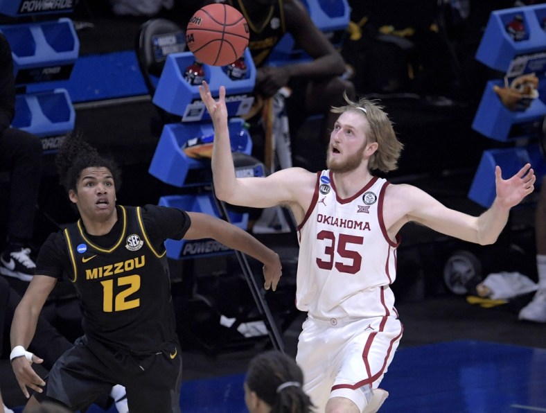 March 20, 2021; Indianapolis, IN, USA; Missouri Tigers guard Dru Smith (12) and Oklahoma Sooners forward Brady Manek (35) go for a loose ball during the first round of the 2021 NCAA Tournament on Saturday, March 20, 2021, at Lucas Oil Stadium in Indianapolis, Ind. Mandatory Credit: Denny Simmons/IndyStar via USA TODAY Sports