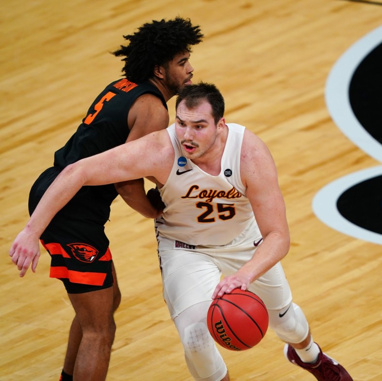 Oregon State Beavers guard Ethan Thompson (5) defends Loyola (Il) Ramblers center Cameron Krutwig (25) during the Sweet Sixteen round of the 2021 NCAA Tournament on Saturday, March 27, 2021, at Bankers Life Fieldhouse in Indianapolis, Ind.

Ncaa Basketball Ncaa Touranment Loyola Chicago Vs Oregon State