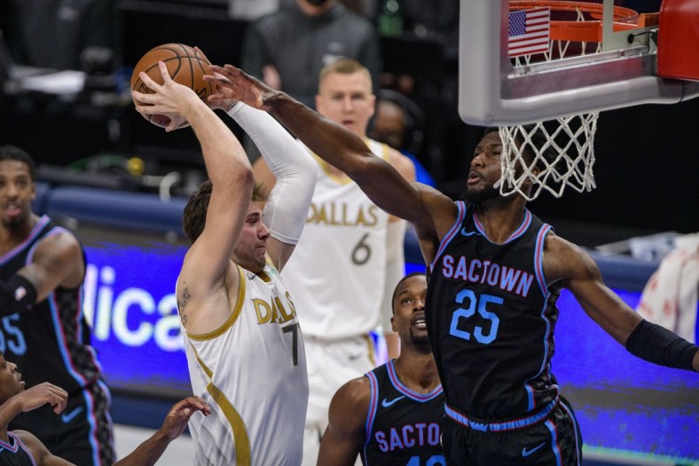 Apr 18, 2021; Dallas, Texas, USA; Sacramento Kings forward Chimezie Metu (25) defends against Dallas Mavericks guard Luka Doncic (77) during the second quarter at the American Airlines Center. Mandatory Credit: Jerome Miron-USA TODAY Sports