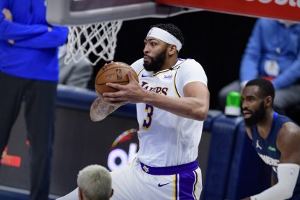 Los Angeles Lakers star Anthony Davis leaves game with ankle injury