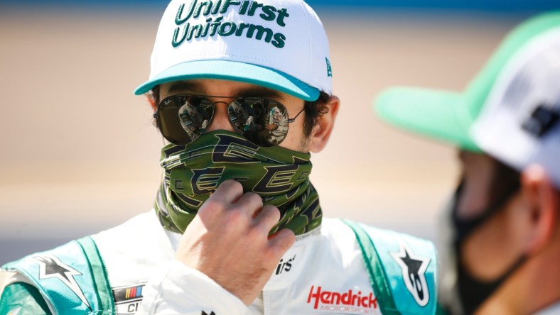 Mar. 14, 2021; Phoenix, Arizona, USA; Chase Elliott talks to his crew before a NASCAR Cup Series race at Phoenix Raceway. Mandatory Credit: Patrick Breen-Arizona Republic

Nascar Cup Series