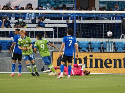 Early goal carries Seattle Sounders past Earthquakes