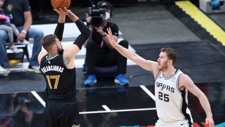 May 19, 2021; Memphis, Tennessee, USA; Memphis Grizzlies center Jonas Valan  i  nas (17) shoots over San Antonio Spurs center Jakob Poeltl (25) during the first quarter at FedExForum. Mandatory Credit: Petre Thomas-USA TODAY Sports