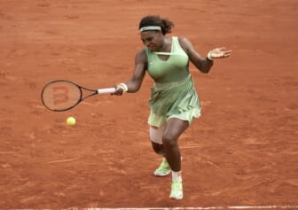 6 juin 2021;  Paris France;  Serena Williams (USA) en action lors de son match contre Elena Rybakina (KAZ) lors de la huitième journée des Internationaux de France au Stade Roland Garros.  Crédit obligatoire : Susan Mullane-USA TODAY Sports