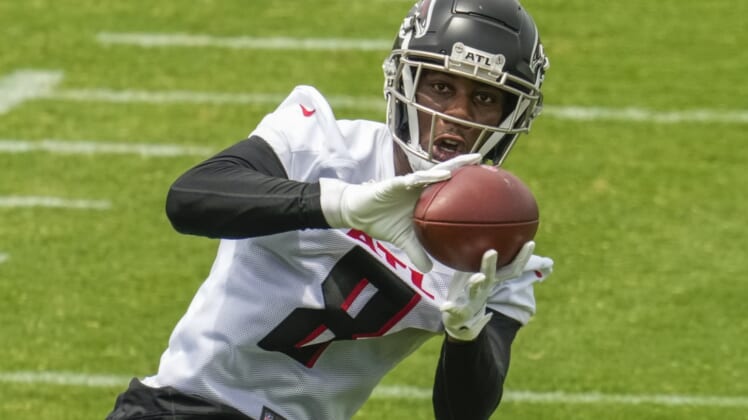 Jun 9, 2021; Flowery Branch, Georgia, USA;  Atlanta Falcons tight end Kyle Pitts (8) catches a pass during mandatory minicamp at the Atlanta Falcons Training Complex. Mandatory Credit: Dale Zanine-USA TODAY Sports