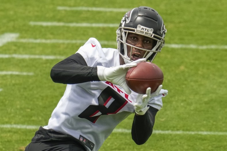 Jun 9, 2021; Flowery Branch, Georgia, USA;  Atlanta Falcons tight end Kyle Pitts (8) catches a pass during mandatory minicamp at the Atlanta Falcons Training Complex. Mandatory Credit: Dale Zanine-USA TODAY Sports
