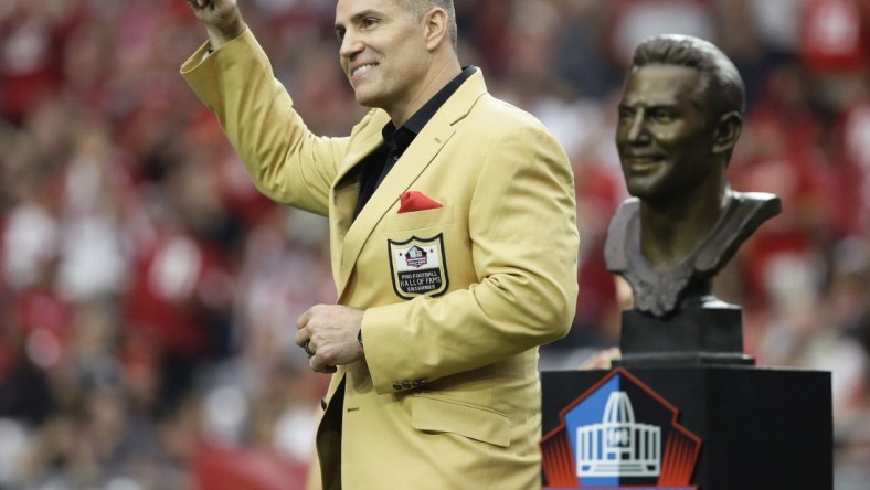 Former Arizona Cardinals quarterback Kurt Warner receives his Hall of Fame Ring during halftime ceremonies on Oct. 1, 2017 at University of Phoenix Stadium in Glendale.

Kurt Warner gets Hall of Fame ring at 49ers Vs Cardinals 2017