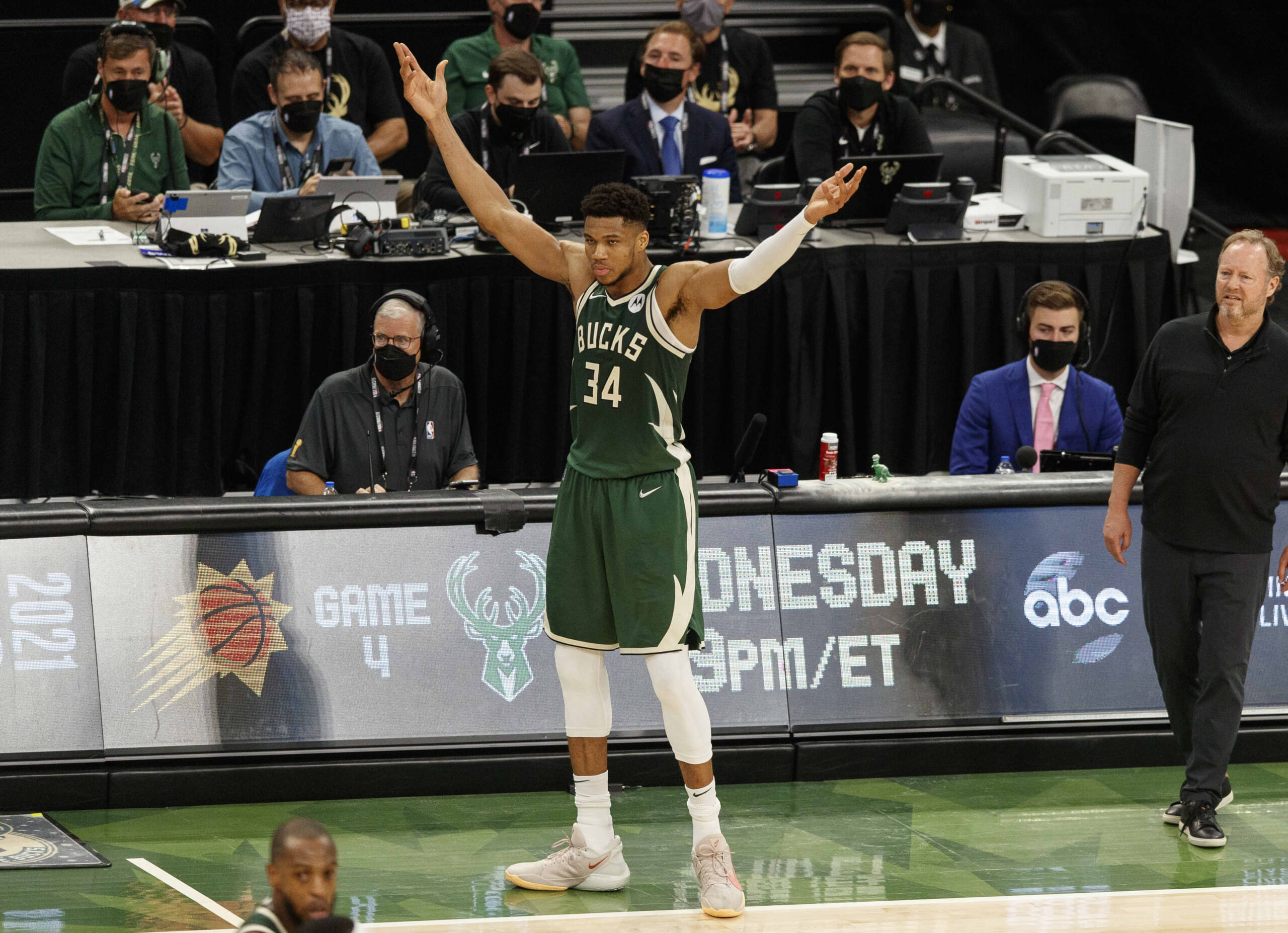 Nba World Reacts To Historical Performance From Giannis Antetokounmpo In Game 3 Of The Finals