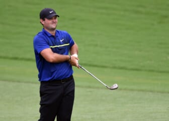 14. augusta 2020 Greensboro, Severná Karolína, USA;  Patrick Reed sleduje, ako sa blíži k deviatej jamke počas druhého kola Wyndham Golf Championship v Country Club Sedgefield.  Povinný kredit: Rob Kinnan-USA TODAY Sports