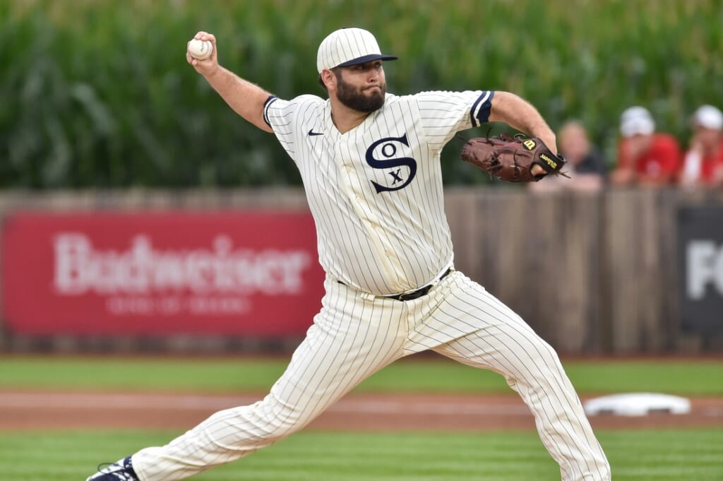 12. August 2021; Dyersville, USA; Chicago hvid sok startkande Lance Lynn (33) kaster mod Ny York Yankees under den første inning på Field of Dreams. Obligatorisk kredit: Jeffrey Becker-USA TODAY Sports