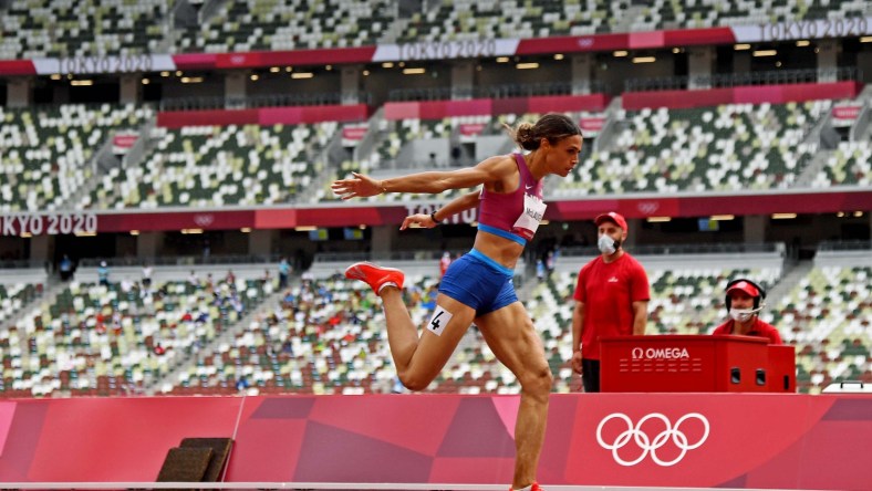 Sydney McLaughlin breaks her own world record, wins gold in 400m hurdles