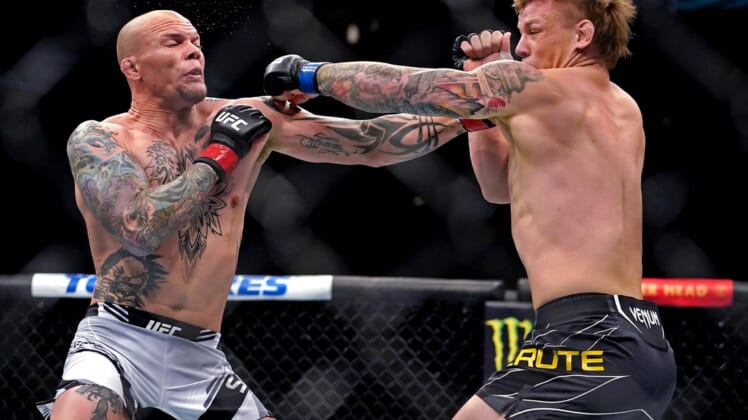 Apr 24, 2021; Jacksonville, Florida, USA; Anthony Smith (Red Gloves) fights Jimmy Crute (Blue Gloves) during UFC 261 at VyStar Veterans Memorial Arena. Mandatory Credit: Jasen Vinlove-USA TODAY Sports