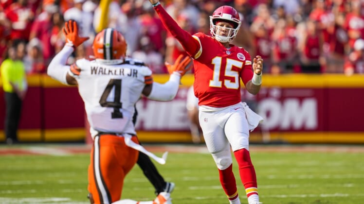 Mahomes throws a touchdown pass as Chiefs roll to 38-10 preseason win over  the Cardinals