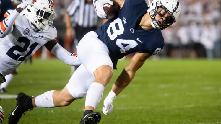 Penn State's Jan Mahlert (84) makes a catch in the first quarter against Auburn at Beaver Stadium on Saturday, Sept. 18, 2021, in State College.Hes Dr 091821 Pennstate 24