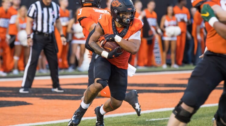 Oct 2, 2021; Stillwater, Oklahoma, USA;  Oklahoma State Cowboys running back Jaylen Warren (7) runs the ball during the first quarter of the game against the Baylor Bears at Boone Pickens Stadium. Mandatory Credit: Brett Rojo-USA TODAY Sports