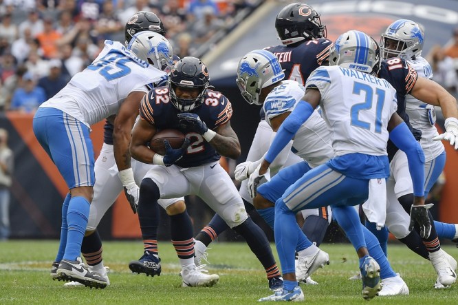 Chicago Bears running back David Montgomery (32) runs with the