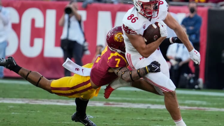 Oct 9, 2021; Los Angeles, California, USA; USC Trojans safety Chase Williams (7) makes a diving tackle on Utah Utes tight end Dalton Kincaid (86) during the second quarter at United Airlines Field at Los Angeles Memorial Coliseum. Mandatory Credit: Robert Hanashiro-USA TODAY Sports