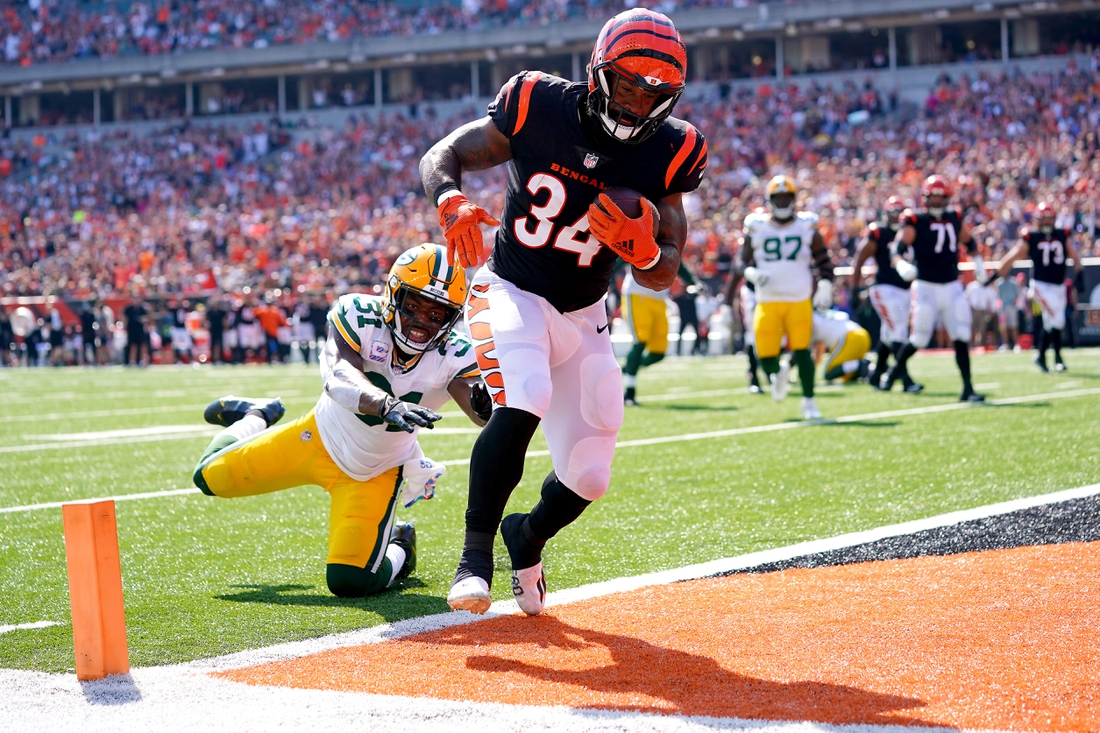 Cincinnati Bengals' Samaje Perine (34) runs past Cleveland Browns