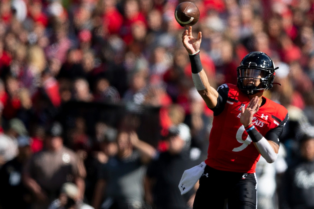 Cincinnati Bearcats quarterback Desmond Ridder (9) throws for a first down to Cincinnati Bearcats wide receiver Tyler Scott (21) in the first half of the NCAA football game between the Cincinnati Bearcats and the UCF Knights on Saturday, Oct. 15, 2021, at Nippert Stadium in Cincinnati.

Ucf Knights At Cincinnati Bearcats 141